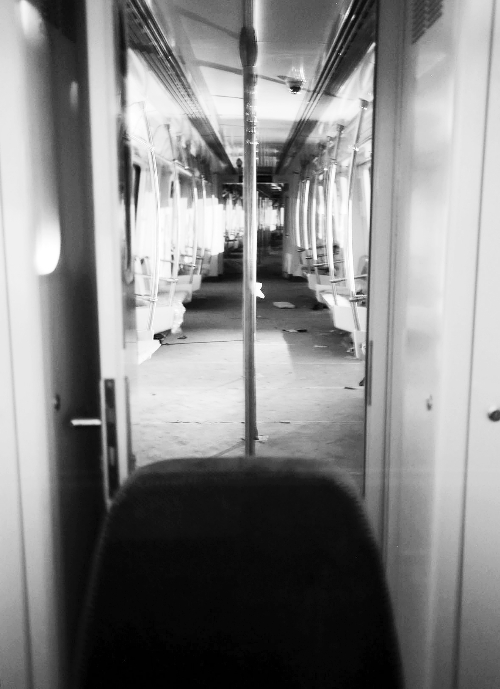 透過擋風(fēng)玻璃，依稀能看到車廂內(nèi)的樣子