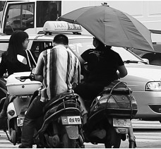昨日，鄭州市鄭州花園路與農(nóng)業(yè)路交叉口，電動(dòng)車(chē)裝傘埋下安全隱患