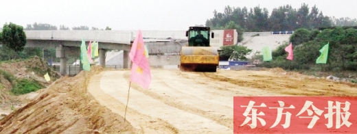 　昨日，正在施工中的鄭州市文化路與連霍高速互通式立交