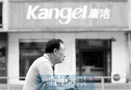 　這一切，將會給康潔公司、加盟商，乃至鄭州洗衣行業(yè)，帶來什么？ 記者 趙卓/攝