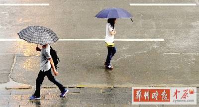昨天傍晚，市民在雨中行走。