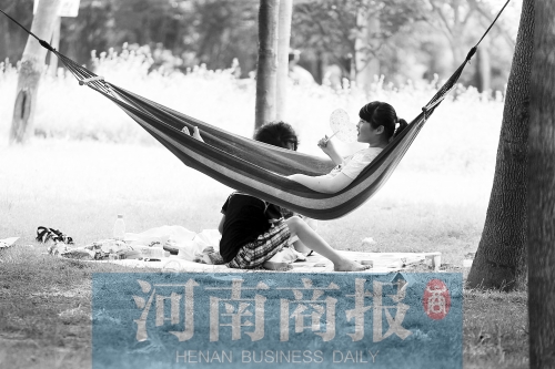 天又熱了起來(lái)，外出游玩，記得防曬哦 記者 趙卓/攝　
