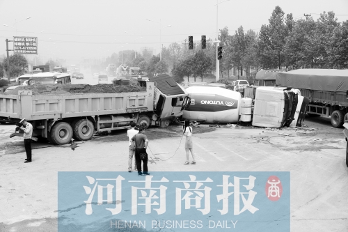事故現(xiàn)場的附近居民稱，路口的紅綠燈從來沒亮過