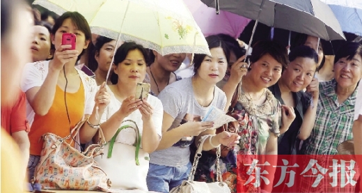 7月6日，鄭州市文化路省實(shí)驗(yàn)中學(xué)小升初測評點(diǎn)，家長們聚集在一起，焦急地等待自己的孩子走出考場 劉棟杰