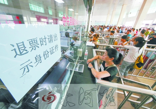 洛陽火車站退票窗口前，一名乘客正在退票。