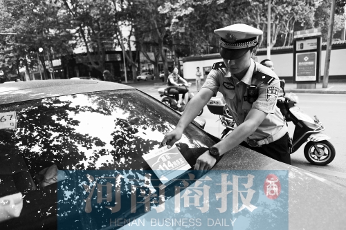 有了這張挪車卡，不會泄露隱私，別人又能方便地聯(lián)系上自己記者 邱曉峰/攝