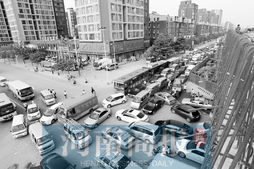 路口四個(gè)方向直行、左轉(zhuǎn)交織，車輛相互抵頭，無(wú)法正常通行