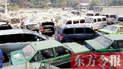國(guó)慶期間，鄭州市客運(yùn)管理處查處的大批非法營(yíng)運(yùn)車(chē)輛