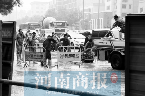 工作人員正在搶修，預(yù)計(jì)今晚能恢復(fù)供水