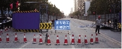 桐柏路西側(cè)，圍擋內(nèi)已經(jīng)不允許汽車通行。