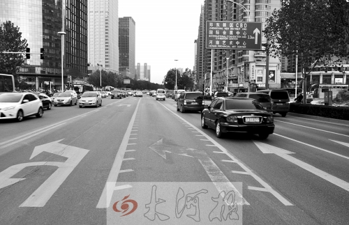 這條畫有多條短斜線的車道就是可變車道，視車流量大小而定，直行車輛多時它是一個直行車道，左轉(zhuǎn)車輛多時它