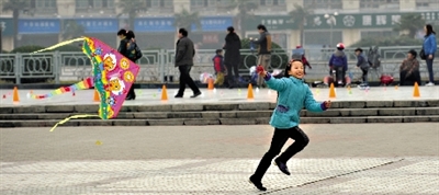 昨日,省會(huì)天氣晴好,春意盎然。上午,在綠城廣場(chǎng),一個(gè)小女孩在快樂地放風(fēng)箏。