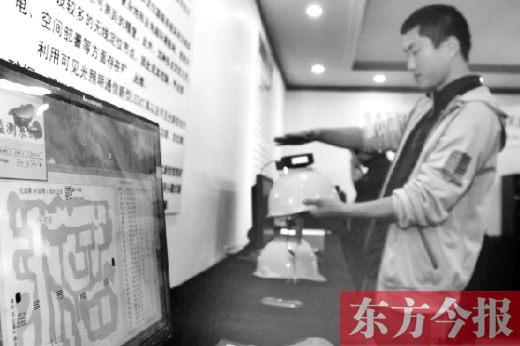 可見(jiàn)光通信技術(shù)應(yīng)用展示會(huì)上，參觀(guān)者體驗(yàn)新技術(shù)在采礦工具上的應(yīng)用