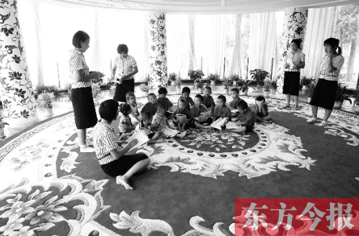 鄭州一幼兒園里的孩子在老師的帶領(lǐng)下讀《論語(yǔ)》。