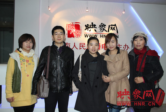 網(wǎng)友出發(fā)前和東方今報記者劉長征、河南電臺新聞廣播記者王巴燕（左二、左三）合影