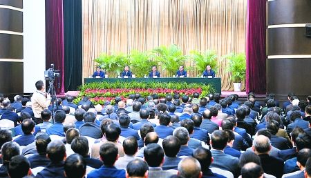昨日，全市領(lǐng)導(dǎo)干部大會在渝州賓館舉行。 重慶日報圖
