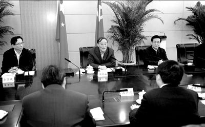 11月30日，中共中央政治局常委、中央紀委書記王岐山在北京主持召開座談會，聽取專家學者對黨風廉政建設和反腐敗工作的意見和建議。新華社發(fā)