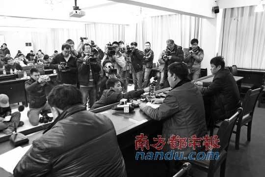 5日下午，河南蘭考縣召開新聞發(fā)布會，就民辦收養(yǎng)所火災(zāi)事故公開回應(yīng)。