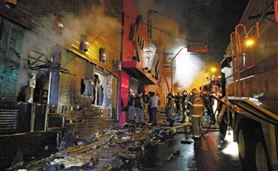 27日凌晨，巴西南里奧格蘭德州圣瑪麗亞市一家夜總會突發(fā)大火，造成至少245人死亡。圖為消防人員正在現(xiàn)場滅火救援。