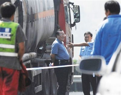 陜西“表哥”楊達(dá)才在車禍現(xiàn)場(chǎng)。資料圖