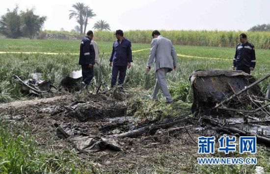 2月26日，在埃及旅游城市盧克索附近，警察和救援人員在發(fā)生熱氣球爆炸事故的現(xiàn)場查看熱氣球殘骸。