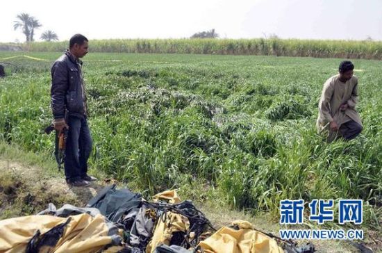 2月26日，在埃及旅游城市盧克索附近，當(dāng)?shù)匕踩藛T在發(fā)生熱氣球爆炸事故的現(xiàn)場查看。
