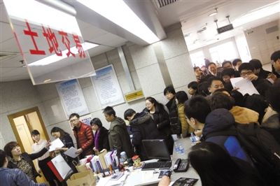 2月28日，北京市土地交易市場(chǎng)，各房地產(chǎn)企業(yè)代表準(zhǔn)備競(jìng)拍房山、大興、朝陽(yáng)的13塊土地。