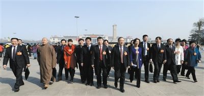 昨日，中國人民政治協(xié)商會(huì)議第十二屆全國委員會(huì)第一次會(huì)議在北京人民大會(huì)堂開幕。這是全國政協(xié)委員走向人民大會(huì)堂。新華社記者 陳樹根 攝