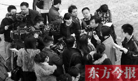 經(jīng)適房“下課”，公租房的申請(qǐng)、租金等備受關(guān)注，圖為鄭州市房管局規(guī)劃和住房保障處處長(zhǎng)馮榮智被媒體記者“