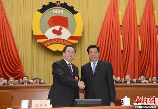 3月11日下午，全國政協(xié)十二屆一次會(huì)議在北京人民大會(huì)堂舉行第四次全體會(huì)議，俞正聲當(dāng)選政協(xié)第十二屆全國委員會(huì)主席。圖為政協(xié)第十一屆全國委員會(huì)主席賈慶林和俞正聲握手，表示祝賀。中新社發(fā) 廖攀 攝