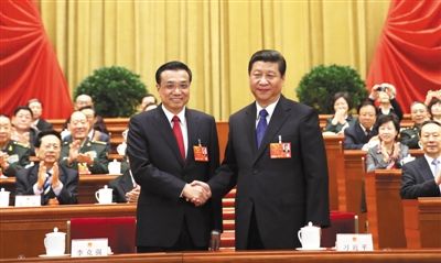 昨日，人大會議投票表決，決定李克強為國務院總理后，習近平和李克強親切握手。 新華社記者 蘭紅光 攝