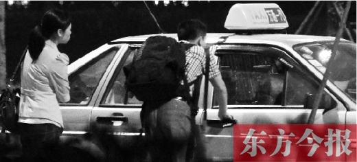 5月1日，記者夜探鄭州火車東站黑出租車，司機告知記者不打表40元，記者上車錄音取證