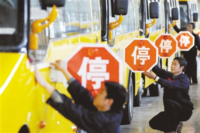 4月28日，江西上饒，江西博能上饒客車員工正在為銷往廣東客戶的訂單大鼻子校車做最后的質(zhì)量安檢。圖/CFP