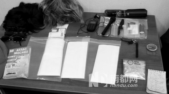 在福格爾身上發(fā)現(xiàn)的技術(shù)裝備和易容用具。