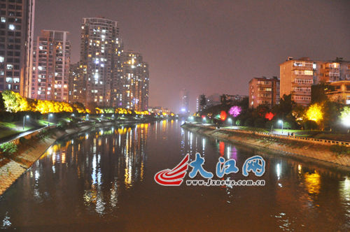 夜幕下的玉帶河，風(fēng)景很好，但是臭氣熏天。