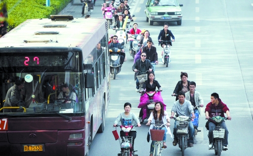 “電動車管理辦法”出臺后，市民騎電動車或許不會那么“隨意”（資料圖）　記者 趙卓/攝