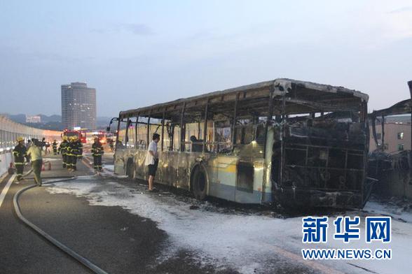 　　這是6月7日拍攝的廈門高架路上的快速公交起火事故現(xiàn)場(chǎng)。新華社發(fā)
