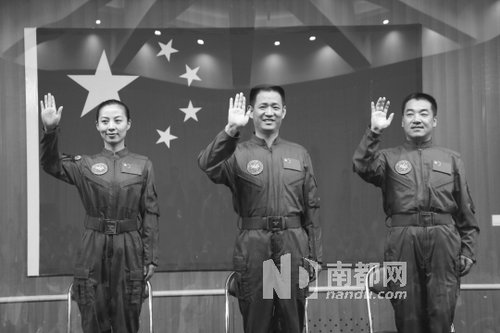 神舟十號航天員王亞平(左)、聶海勝(中)、張曉光(右)。 新華社發(fā)