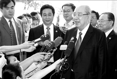 吳伯雄率國(guó)民黨大陸訪問(wèn)團(tuán)抵達(dá)北京，在下榻的麗思卡爾頓酒店接受記者采訪。中新社發(fā)
