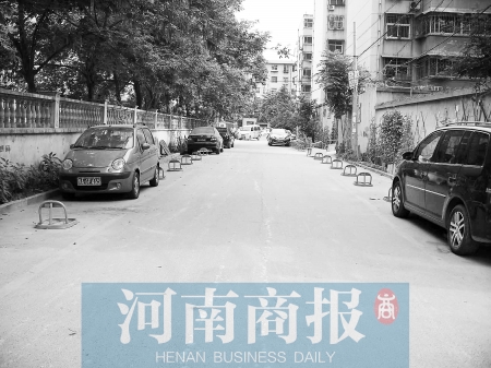 城市公共道路，成了很多人的“停車場” 記者 邱曉峰/攝