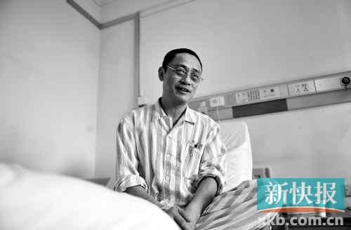 在病床上,趙海濱看起來比原先照片里消瘦了很多,雖然戴著一副近視眼鏡,卻掩飾不住鏡框后面發(fā)黑的眼圈。新快報記者孫毅/攝