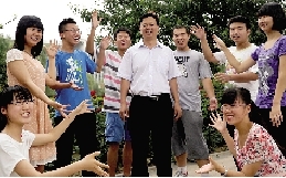同學(xué)們用手臂連成光環(huán)，把班主任老師圍起來，表達(dá)對他的敬意和謝意。