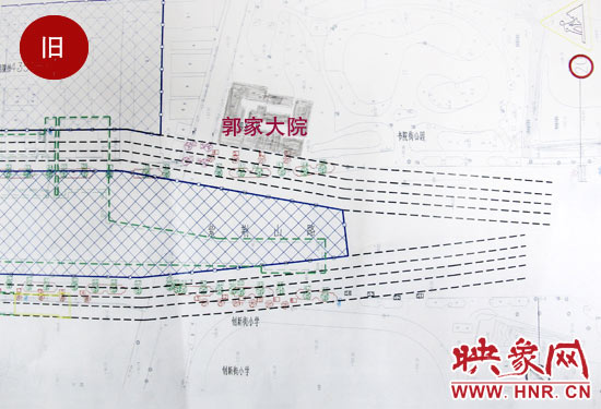 原先圖紙上顯示，在紫荊山路東側(cè)和西側(cè)，各設(shè)計(jì)了4條臨時(shí)通道。