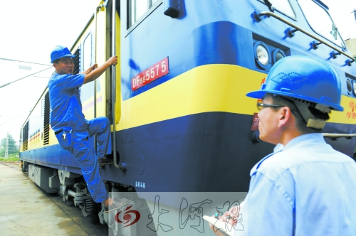 　　首發(fā)車頭以內(nèi)燃機(jī)作牽引，途中車頭、車身都會(huì)換