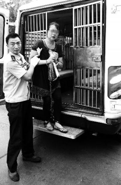 曹艷芳被帶出囚車，準備到渭南市中級人民法院受審 程英晏 攝