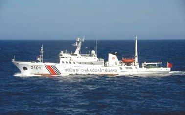 24日在釣魚(yú)島附近海域巡航的中國(guó)海警船。