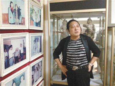 7月17日，王林向記者講述合影背后的故事。王林很樂(lè)于展示他和高官、名流的合影，但有官員曾回應(yīng)，合影不代表什么，有時(shí)候只是礙于朋友情面見(jiàn)他一下。新京報(bào)首席記者 張寒