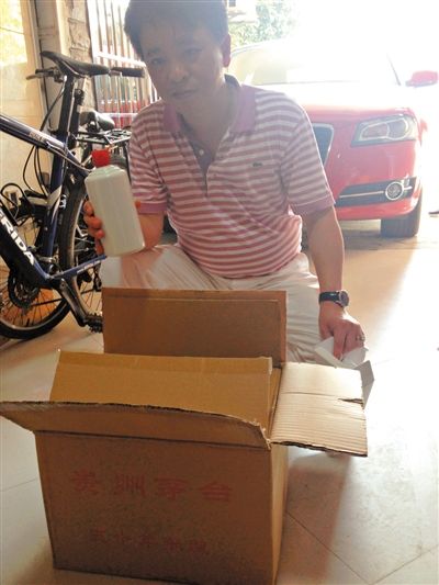 7月19日，王林的“徒弟”鄒勇向記者展示他從王林那里買到的“特供”酒。新京報(bào)首席記者 張寒