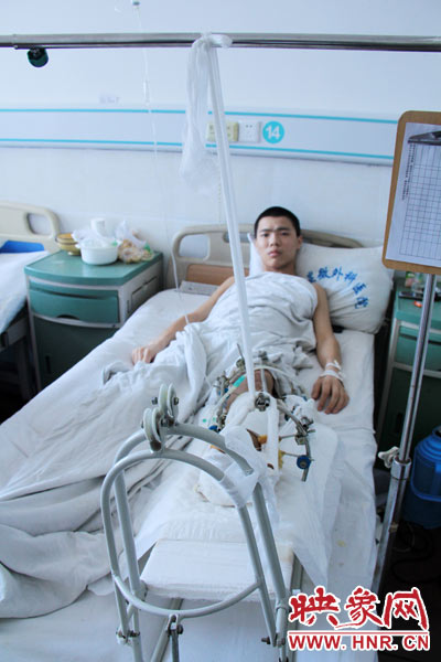 “如果有人肯幫我出4萬(wàn)元的醫(yī)藥費(fèi)，我愿意為他免費(fèi)工作3年，多苦多累都行?！?月26日，躺在病床里上的