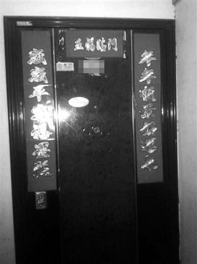 昨天22時許,被摔女童家房門緊閉,多名家屬稱,在協(xié)商處理孩子后事。新京報記者 楊鋒 攝